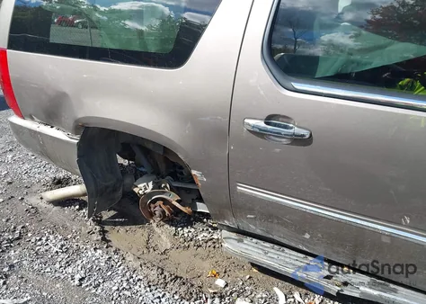 2014 Cadillac Escalade Esv Luxury z USA, uszkodzony, nr VIN 1GYS4HEF5ER189735